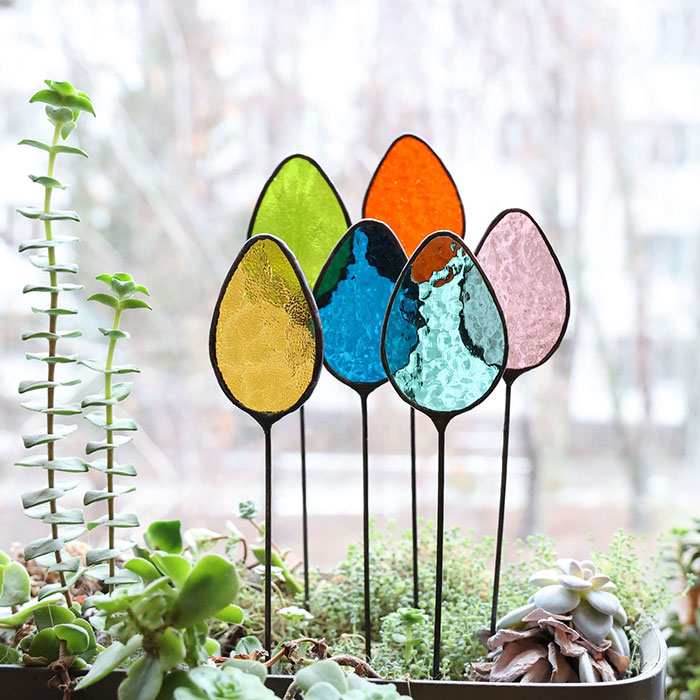 stained glass egg sun catcher from etsy shop roslynka prettiest easter decor